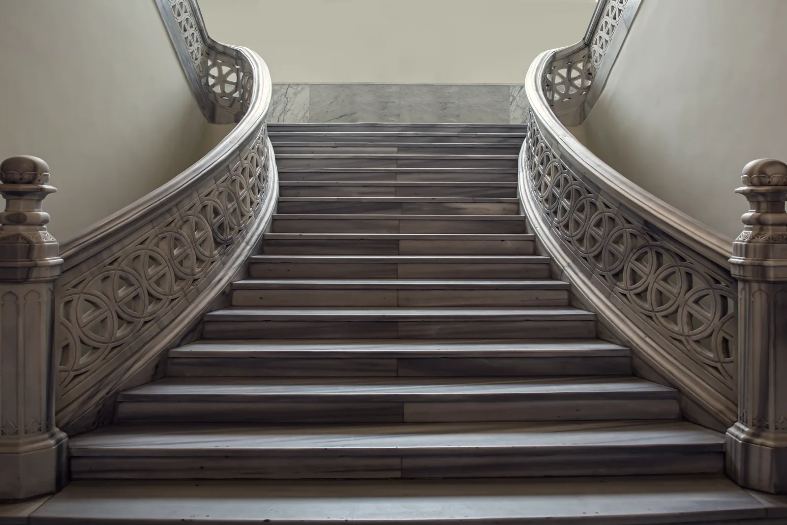 Geschwungenes Treppenhaus mit steinerner Balustrade