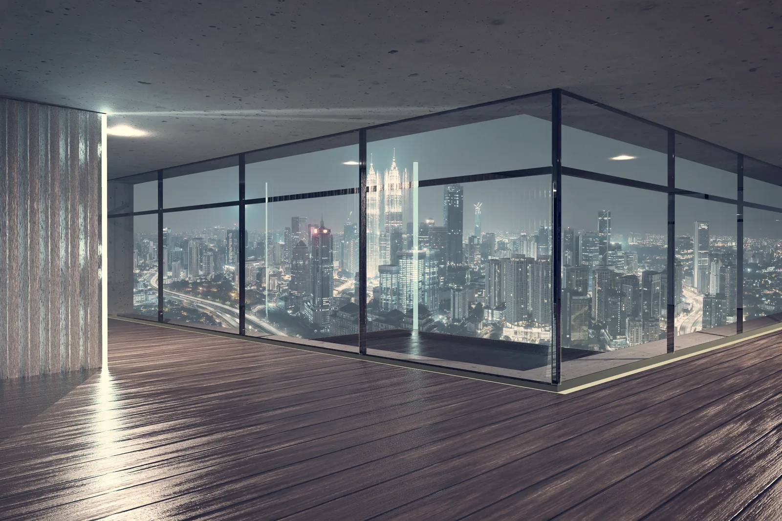Leerer Raum mit Glasfront und nächtlicher Skyline