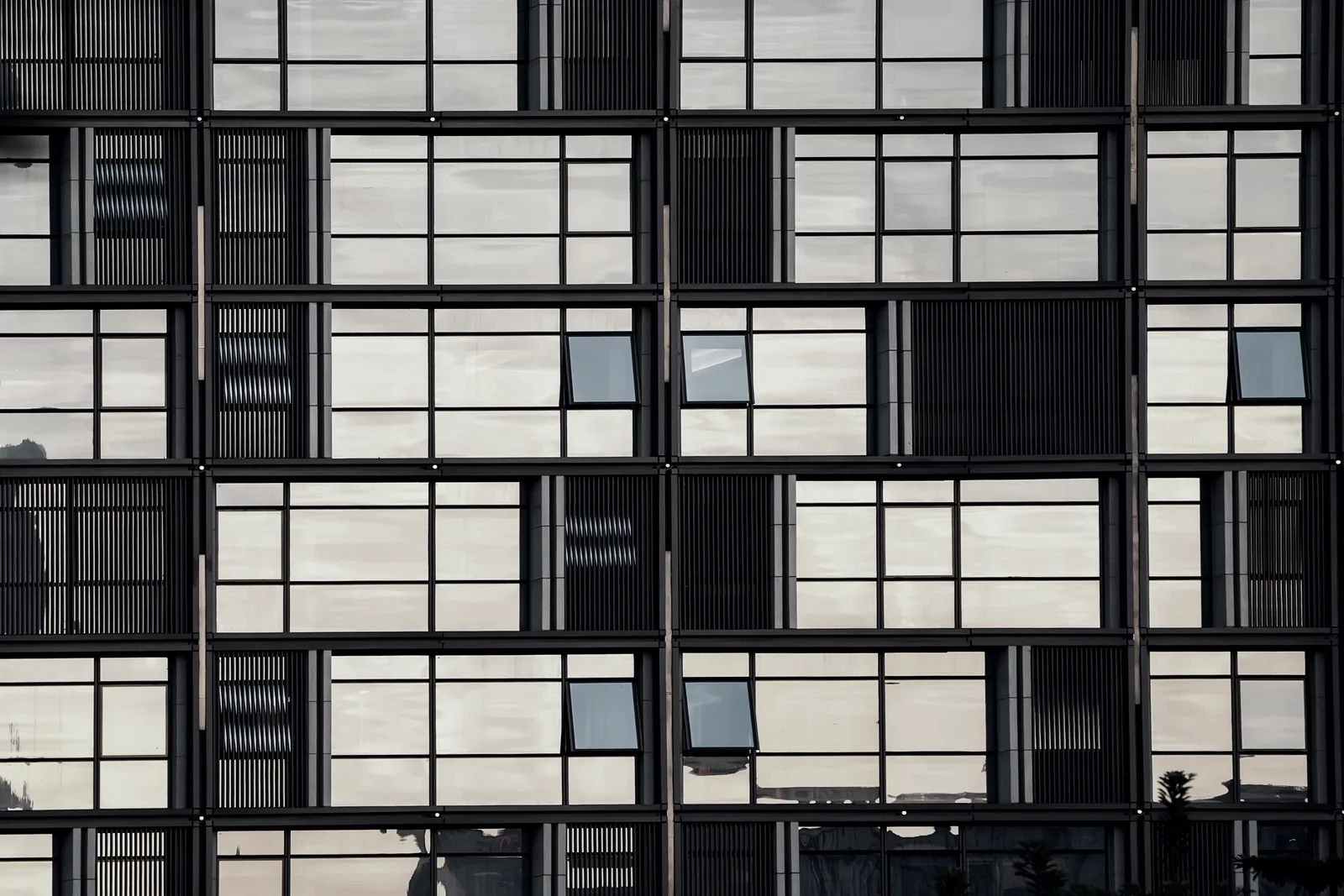 Fassadenraster eines Bürohauses im Abendlicht